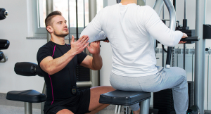 További információk a gerincfájdalom mozgásterápiás kezeléséről itt olvashatók. Olvassa el, mikor kezdhető el a súlyzós edzés porckorongsérv után.